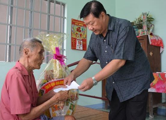 Lãnh đạo tỉnh thăm, tặng quà gia đình chính sách